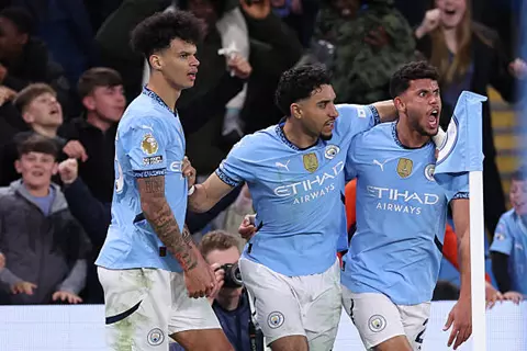 اختراق الجبهة اليسرى.. كيف استغل جوارديولا مرموش ودوكو للفوز على أستون فيلا؟ (فيديو)